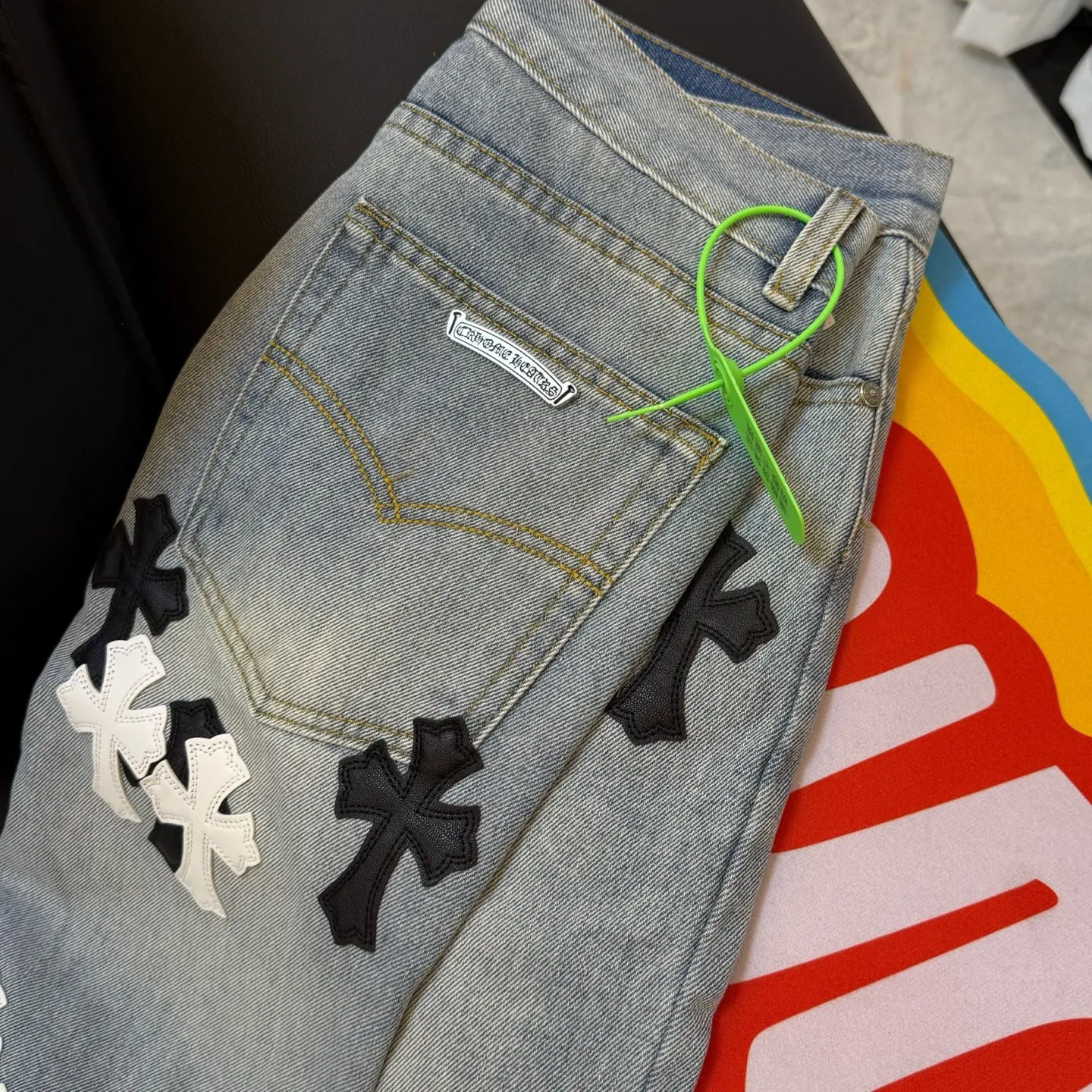 P260 model number: D350 Chromehearts washed blue leather jeans, ceiling-level jeans, a pair is hard to find at the counter‼ ️About Zangyin✅This is an extremely luxurious fashion brand that can also be called the aristocracy of the high street. It has always been an exclusive brand for some hipsters or rich second generations. The color of this model is already very eye-catching by using a unique washed material. It is decorated with pink patch cross flowers, which cleverly highlights the charm of the brand. Secondly, this model adopts a classic high-waist cut design, which highlights the long legs and fashionable temperament of the upper body. The brand is highly recognizable and the slim-fitting configuration is more suitable for daily wear. The personality will be fashionable and the specifications can be seen at a glance. Materials and technology ✅ Needless to say, this point goes without saying. As an excellent craftsman brand, Zangyin's requirements for details and craftsmanship are really perfect. The washed color of this model has gone through a lot of processes, not to mention the embellishment of the denim appliqués. It is also purely handmade and sewn. Just like what they believe in, only handmade things have soul and have the meaning of wearing. A top-notch heavy-duty fashionable denim item, recommended by both hands‼ ️ Size: 28, 30, 32, 34, 36 (S-XXL) Color: Washed light blue Size reference: Pants length 100 102 104 106 106 Waist 72 76 80 84 88 Recommended weight S (about 130 pounds) M (about 120 pounds) L (about 140 pounds) XL (about 165) XXL (around 185)